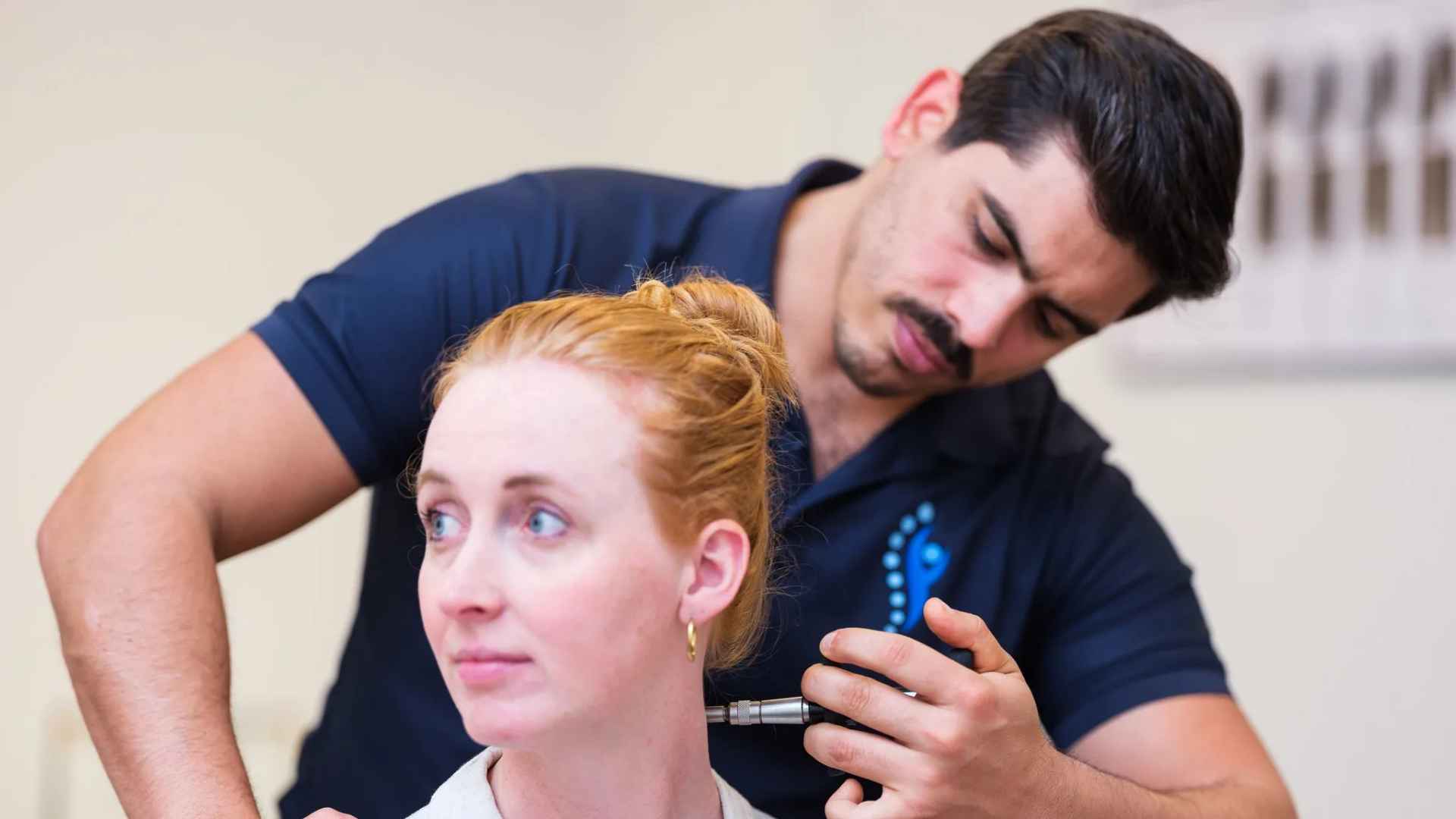 Chiropractor bespreekt nek- en wervelkolomgezondheid met patient tijdens vervolgconsult in Culemborg