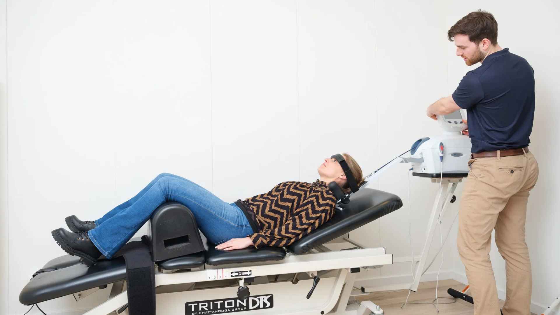 Patient ontvangt decompressietafelbehandeling voor rugpijn bij Waterland Chiropractie Culemborg