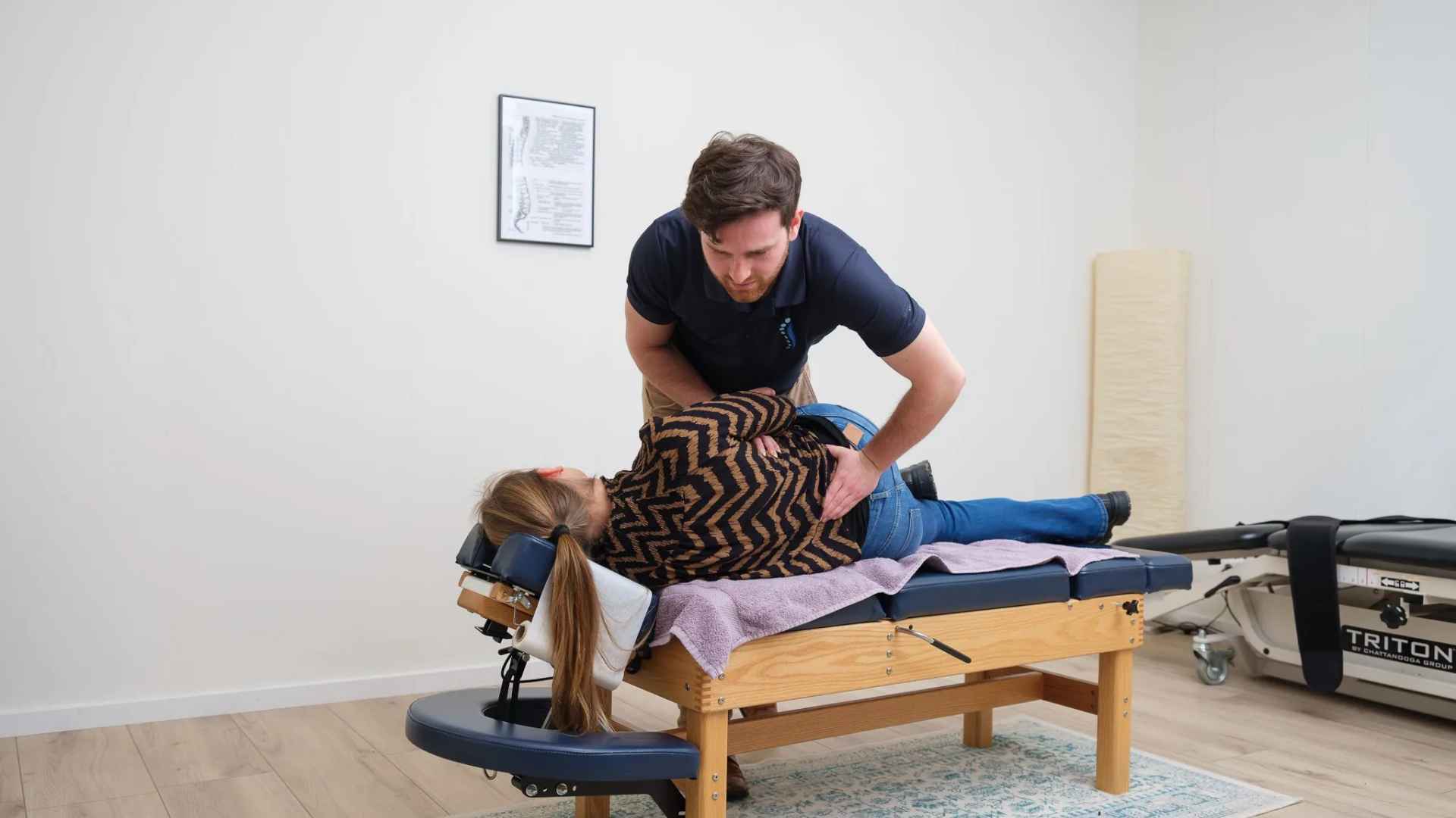 Chiropractor voert wervelkolomcorrectie uit op patient op behandeltafel in chiropractie praktijk Culemborg