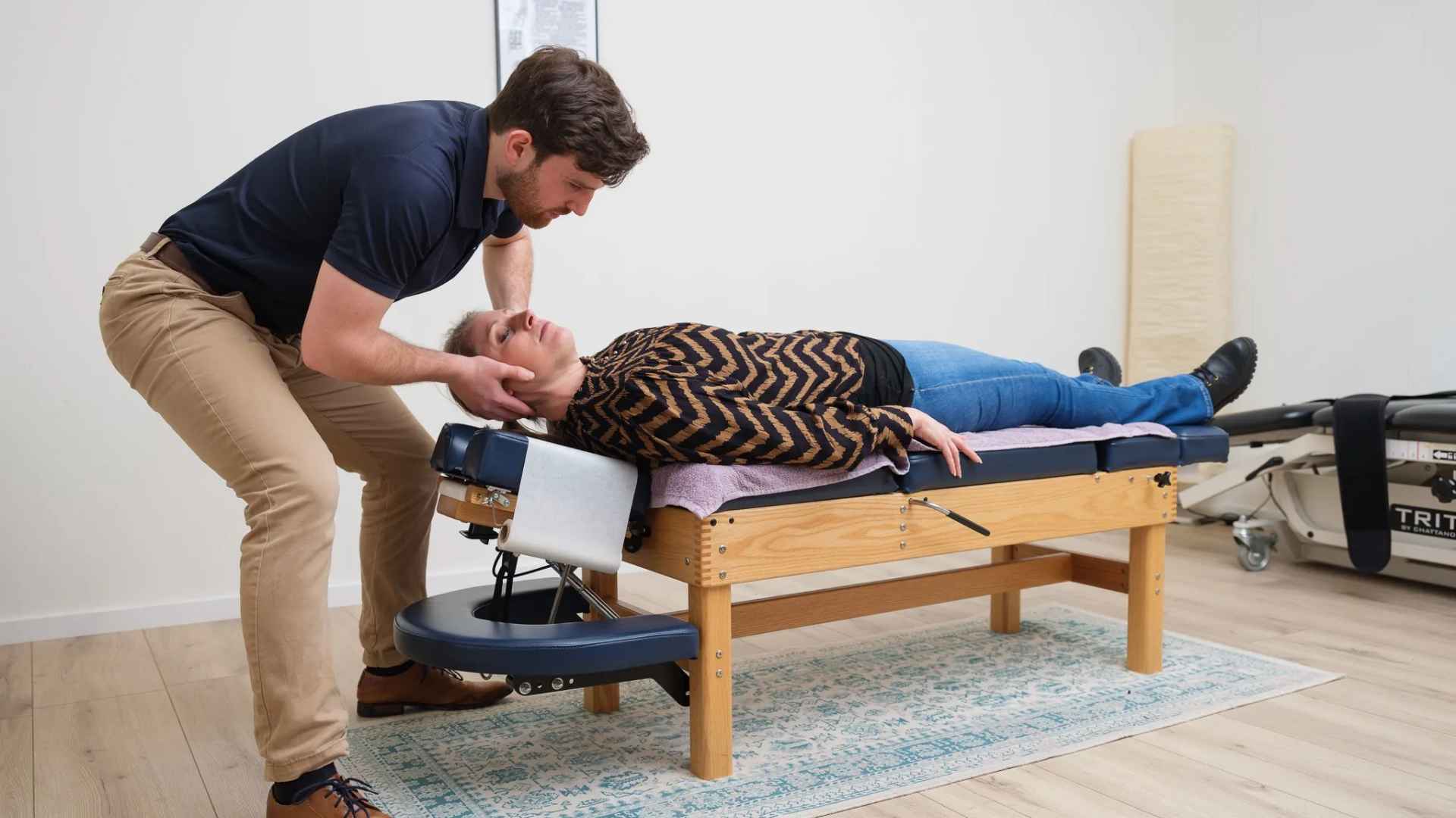 Chiropractor voert lage rugcorrectie uit op patient in behandelkamer van Waterland Chiropractie Culemborg