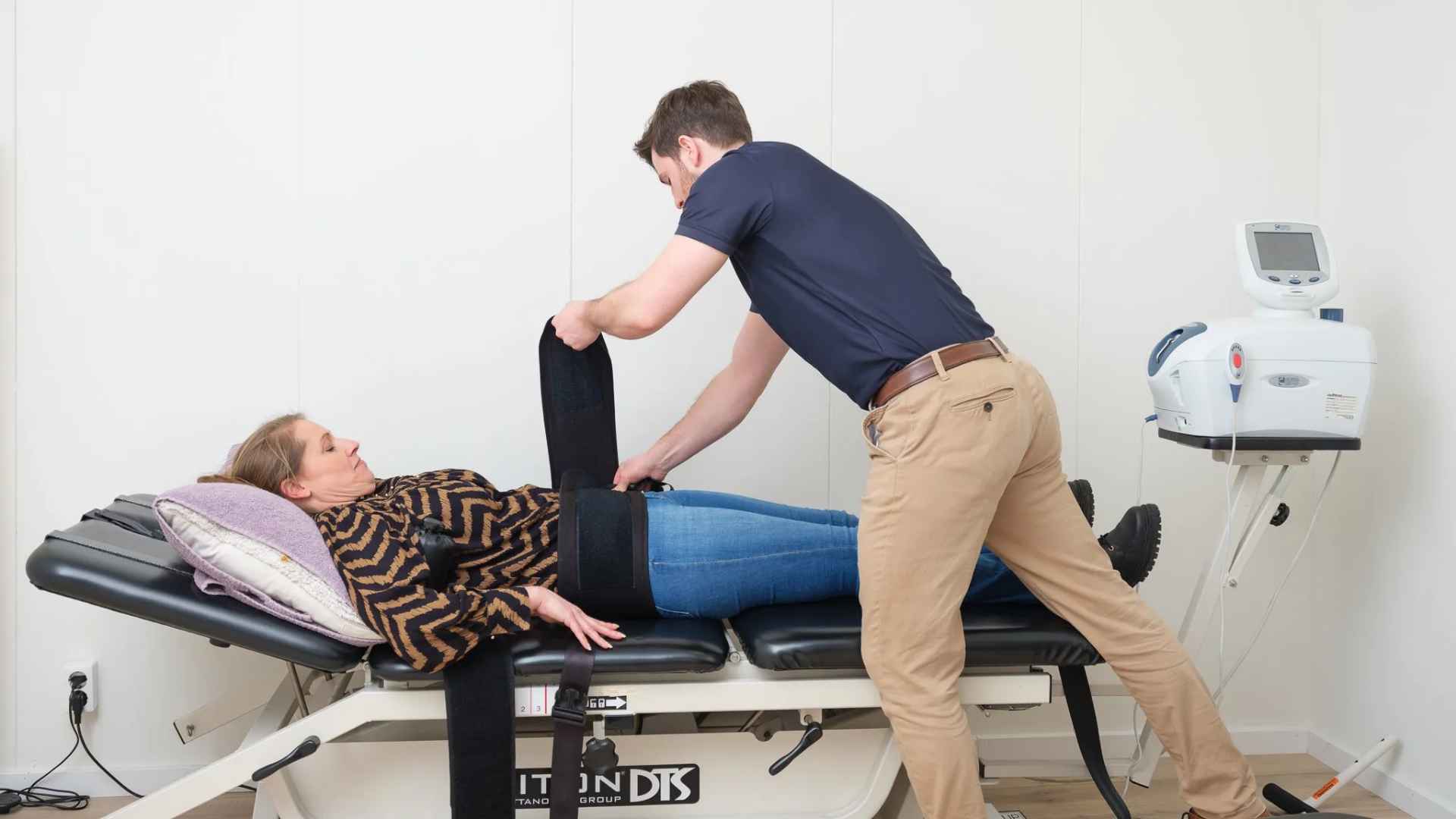 Patient ontvangt spinale decompressietherapie op Triton DX tafel bij chiropractie kliniek in Culemborg