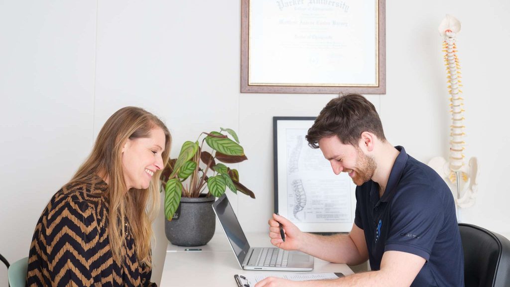 Chiropractor Ben Arctander in gesprek met een patient bij Waterland Chiropractie Tiel