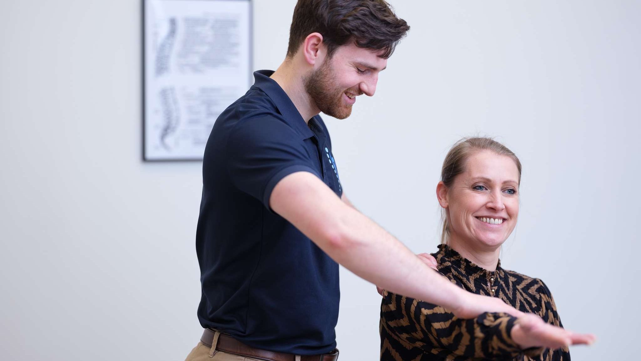 Chiropractor Ben Arctander beoordeelt de beweeglijkheid van een patient in Tiel