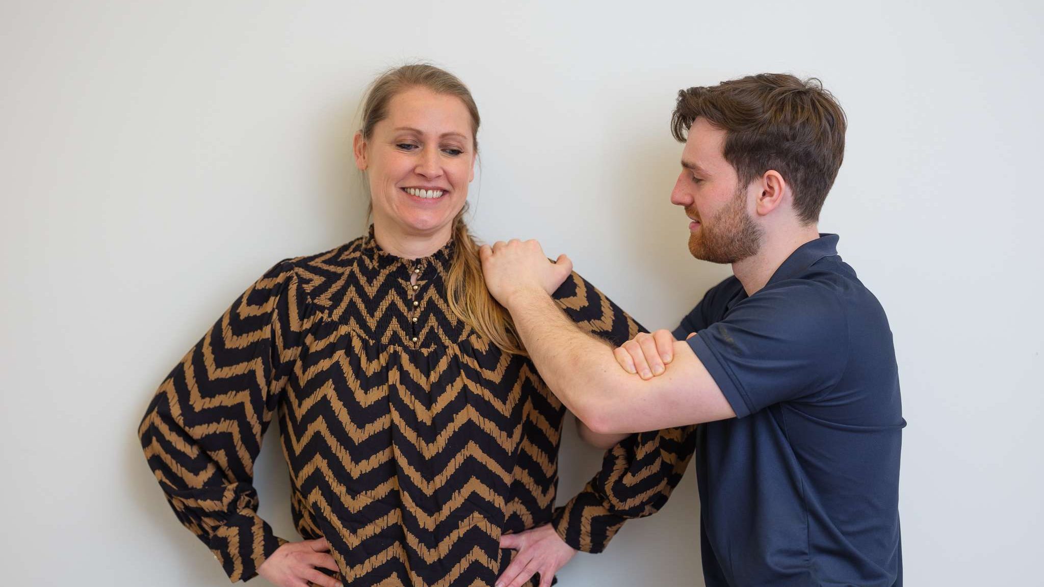 Chiropractor Ben Arctander onderzoekt schouder en nek van een patient in Tiel